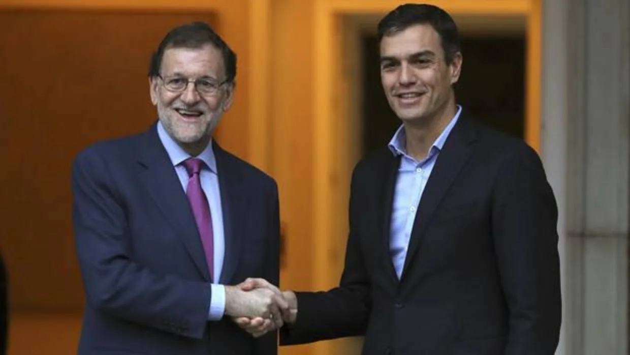 Rajoy estrecha la mano a Sánchez, en una imagen de archivo