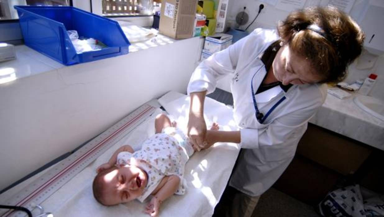 Solamante los bebes de madres portadoras de la hepatitis bebé serán vacunados nada más nacer