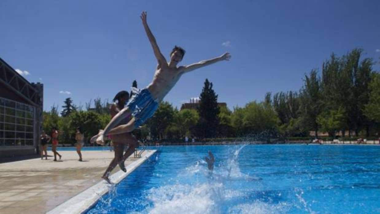 Un joven se lanza a la piscina, en una de las instalaciones municipales