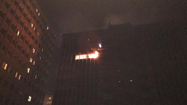 Los bomberos sofocan un incendio en un edificio de oficinas en Agustín de Foxá