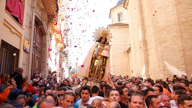 Miles de devotos participan en el traslado de la Virgen de los Desamparados en Valencia