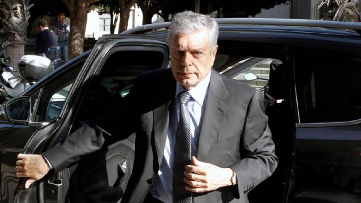 El expresidente de la CAM, Modesto Crespo a su llegada a la Audiencia Provincial de Alicante