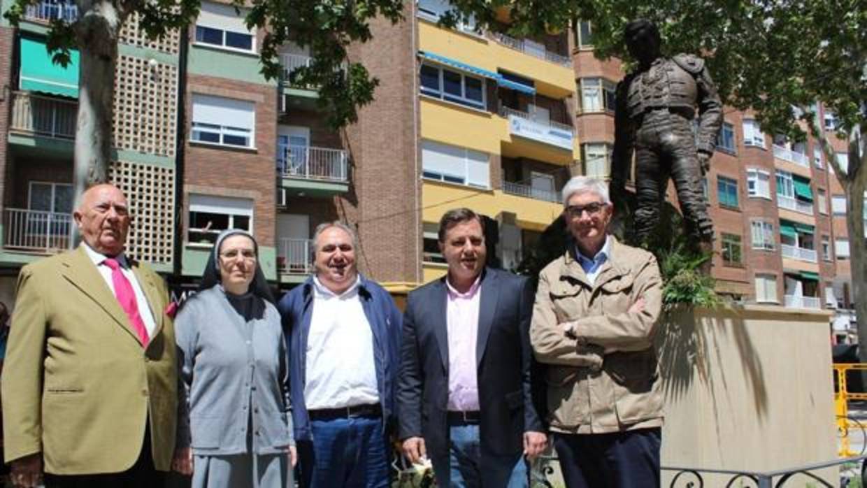 Las autoridades junto a la estatuta del torero, este domingo en Albacete