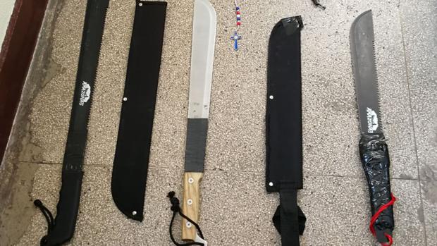 Detenidos tres peligrosos pandilleros por llevar once machetes en las fiestas de San Isidro