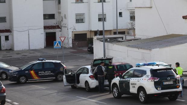 A palos y botellazos contra nueve guardias civiles en Algeciras