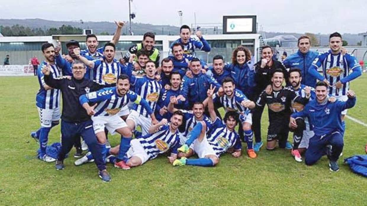 Los jugadores del CF Talavera celebran la victoria por 0-2 en el campo del Cerceda