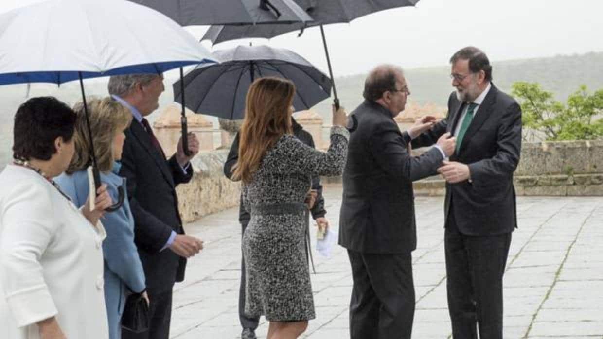 El presidente del Gobierno, Mariano Rajoy, preside el acto de imposición de las Grandes Cruces de la Orden Civil Alfonso X El Sabio junto al jefe del Ejecutivo autonómico, Juan Vicente Herrera