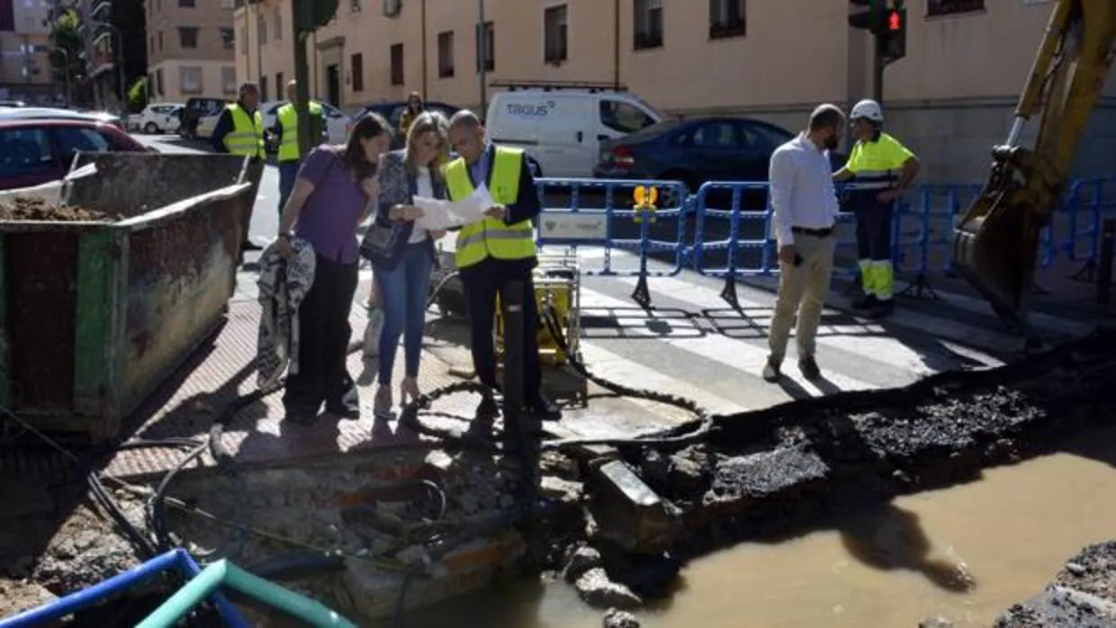 La alcaldesa ha visitado las obras por la averia en la red de abastacimiento de agua
