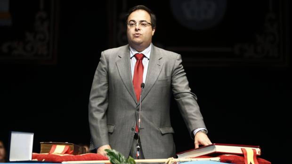 El alcalde de Legnaés, Santiago Llorente, en su toma de posesión en 2015