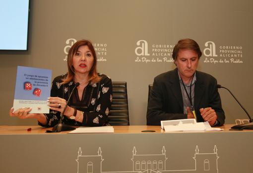 La diputada Mercedes Alonso con el autor del estudio, el profesor Daniel Lloret