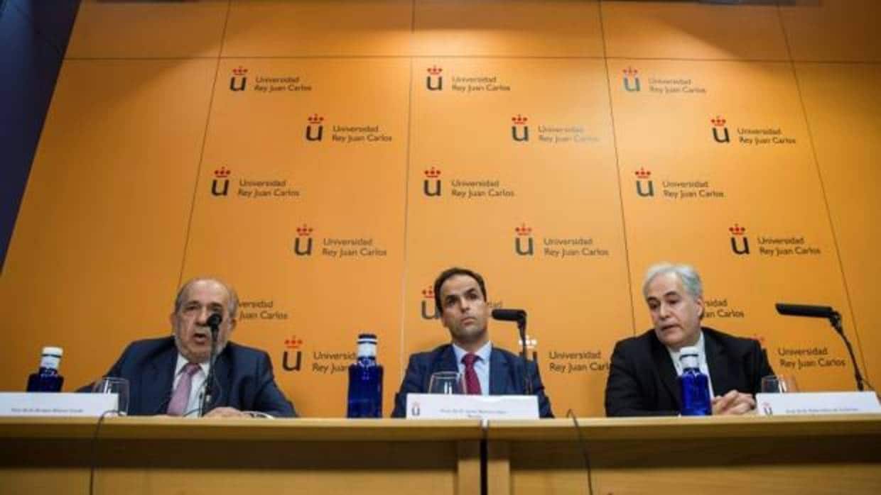A la derecha, el profesor Pablo Chico de la Cámara, junto al rector de la URJC Javier Ramos y el director del máster Enrique Álvarez Conde