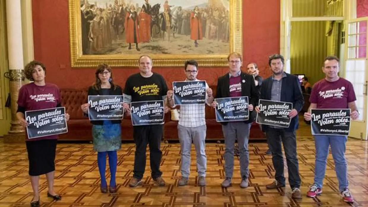 Los diputados de Podemos en los pasillos del Parlamento balear