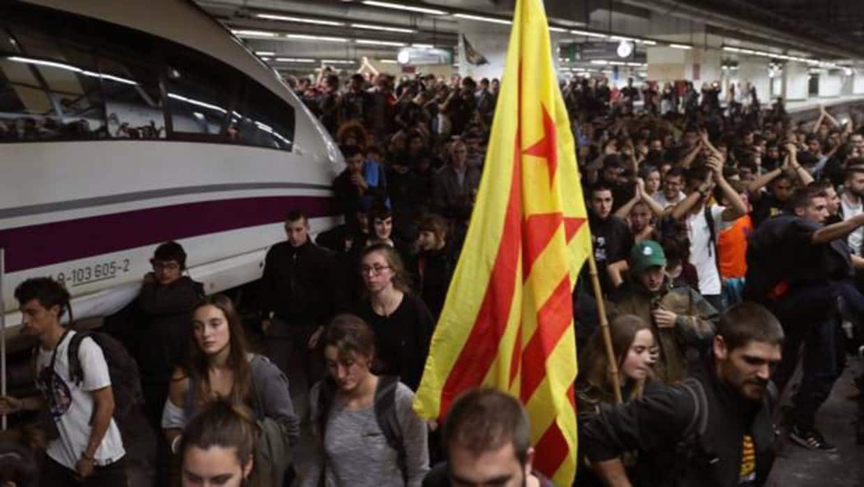 En libertad los cinco jóvenes acusados el tráfico ferroviario durante la huelga independentista del 8-N