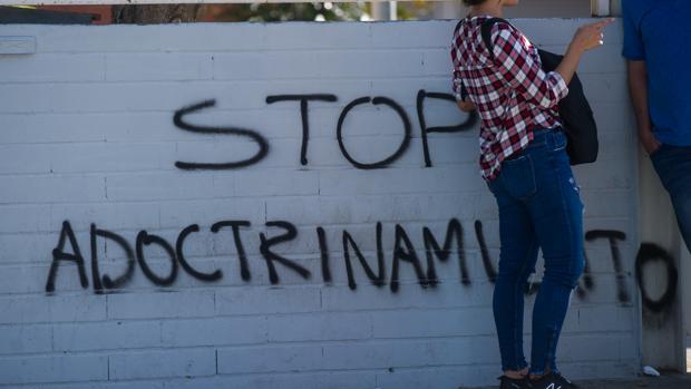 La comunidad educativa hace frente común en defensa de la escuela pública ante los ataques por adoctrinamiento