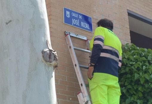 El operario del Ayuntamiento de Madrid coloca la nueva placa dedicada a José Rizal