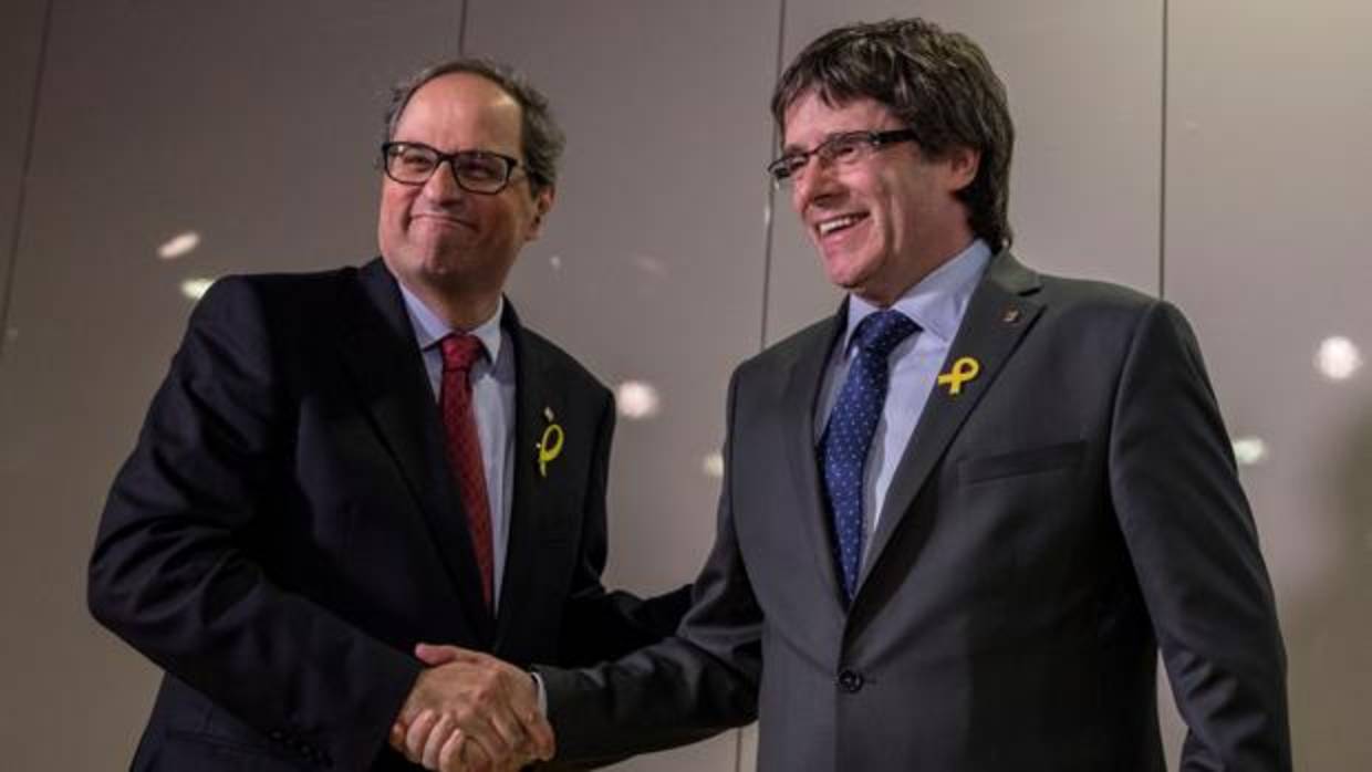 Carles Puigdemont estrecha la mano a su sucesor Quim Torra, en Berlín (Alemania) el martes 15 de mayo