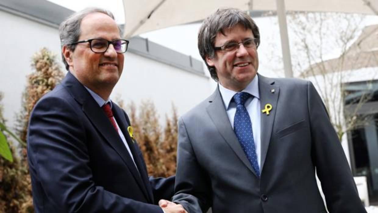Quim Torra y Carles Puigdemont se estrechan la mano durante una rueda de prensa convocada en Berlín