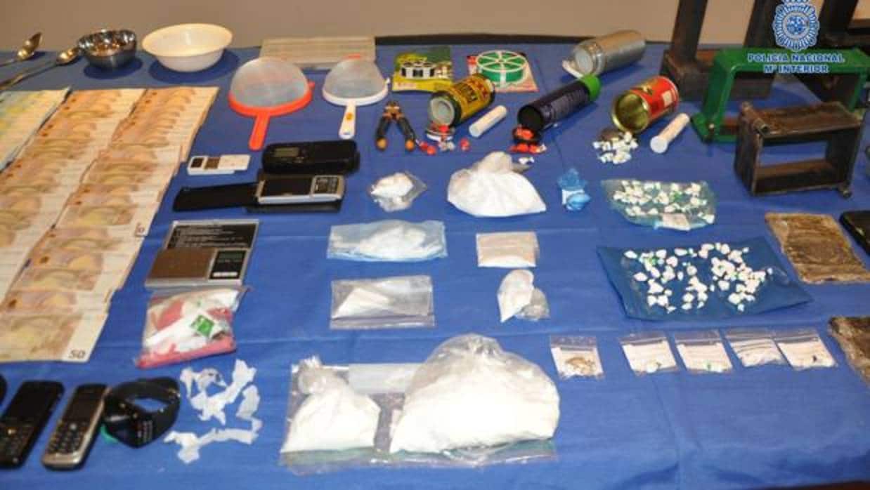 Los agentes se incautaron de 525 gramos de cocaina, 3.500 euros en efectivo, así como del instrumental necesario para el desarrollo de la actividad ilícital