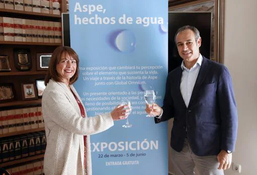 La alcaldesa de Aspe, Mª José Villa Garis, y el consejero delegado de Global Omnium, Dionisio García Comín
