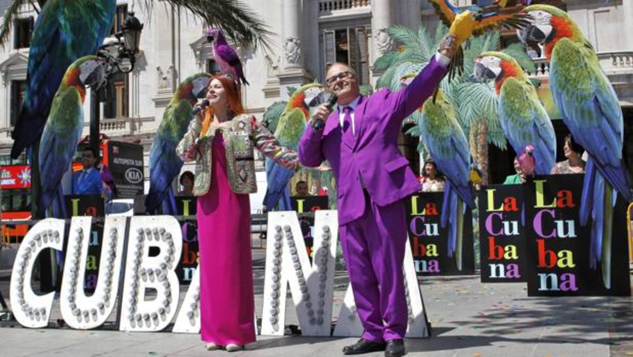 Los miembros de la compañía La Cubana posan tras la presentación de su nuevo espectáculo "Adiós Arturo" en la plaza del Ayuntamiento de Valencia