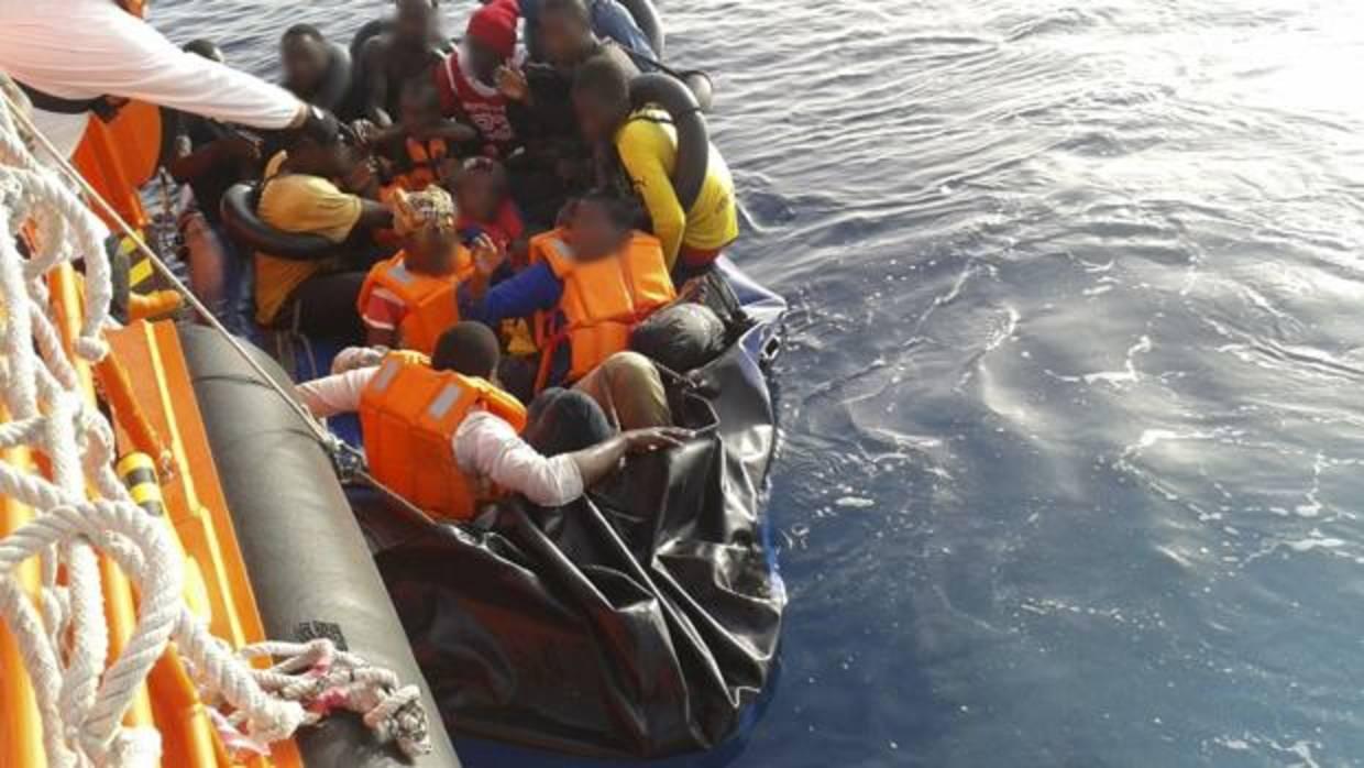 Inmigrantes de origen subsahariano rescatados en Andalucía por Salvamento Marítimo de una patera