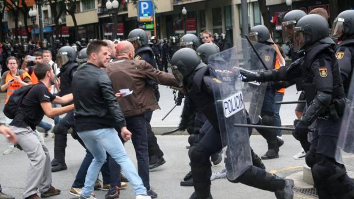 Enfrentamiento entre policias y manifestantes durante el 1-O en Tarragona