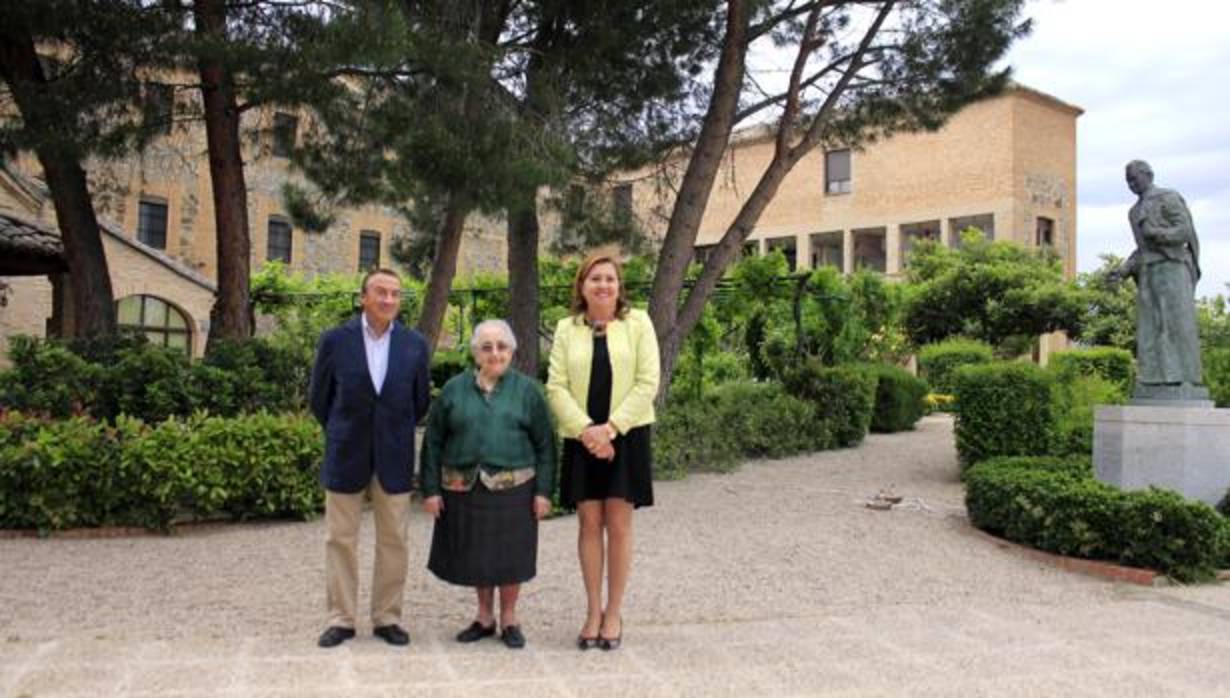 Rosana presenta las dos rutas gratuitas en el patio-jardín de la Fundación Sopeña