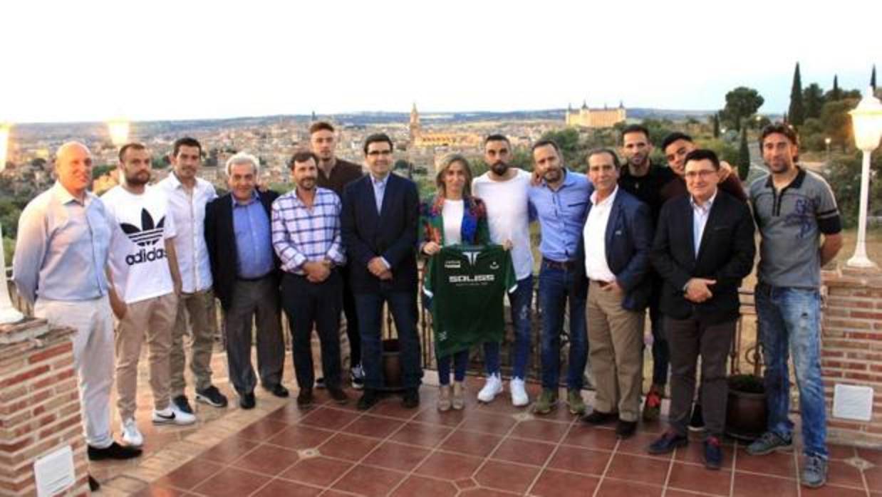Foto de familia de los premiados, con la alcaldesa de Toledo, Milagros Tolón, y otras autoridades