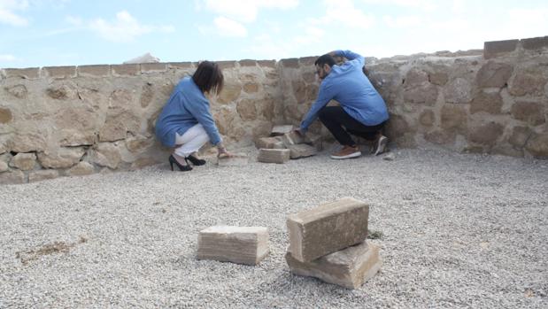 Arrancan piedras de varios torreones del castillo de Guardamar del Segura