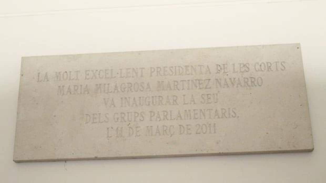Imagen de una de las placas que alude a Milagrosa Martínez