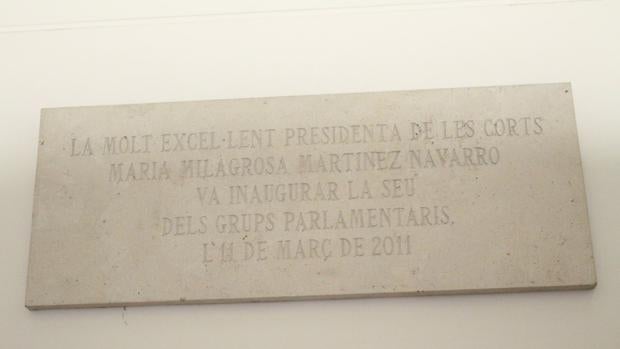 Las Cortes Valencianas mantienen las placas y el cuadro de su expresidenta que entra en prisión el jueves