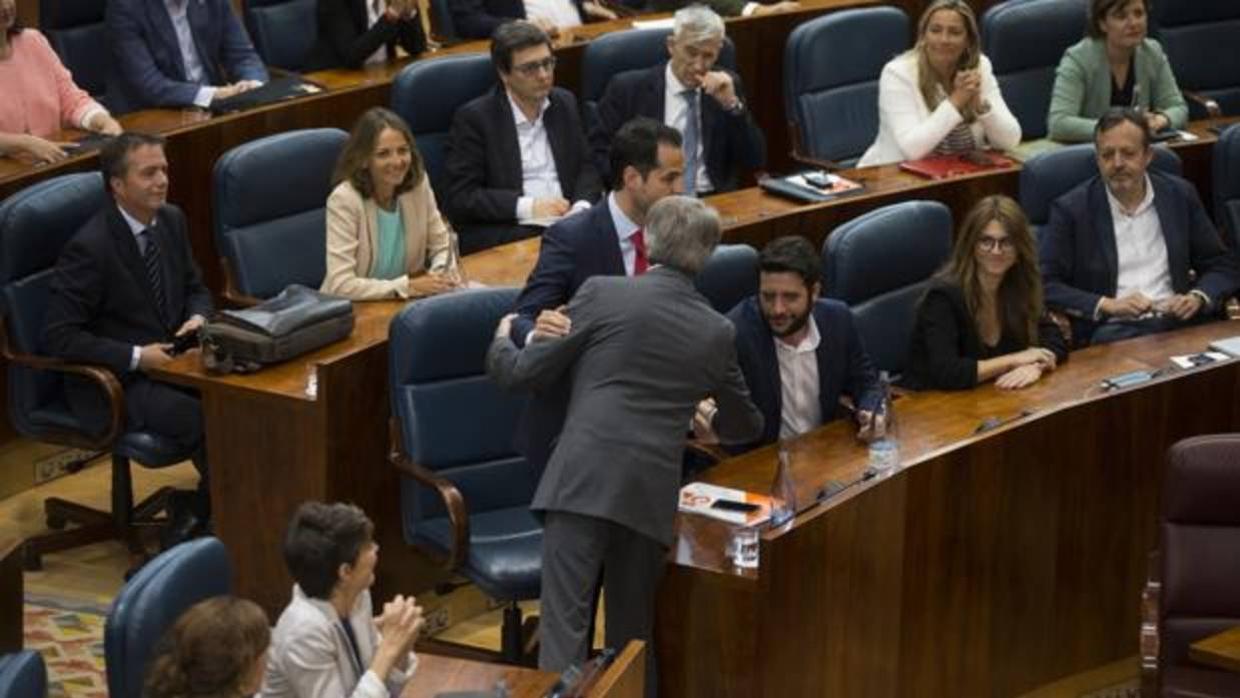 Ángel Garrido saluda al portavoz de Ciudadanos, Ignacio Aguado, tras ser investido presidente