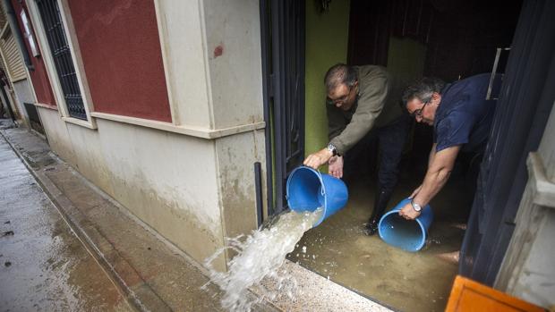 Una fuerte tormenta inunda calles y viviendas en Ciudad Rodrigo (Salamanca)