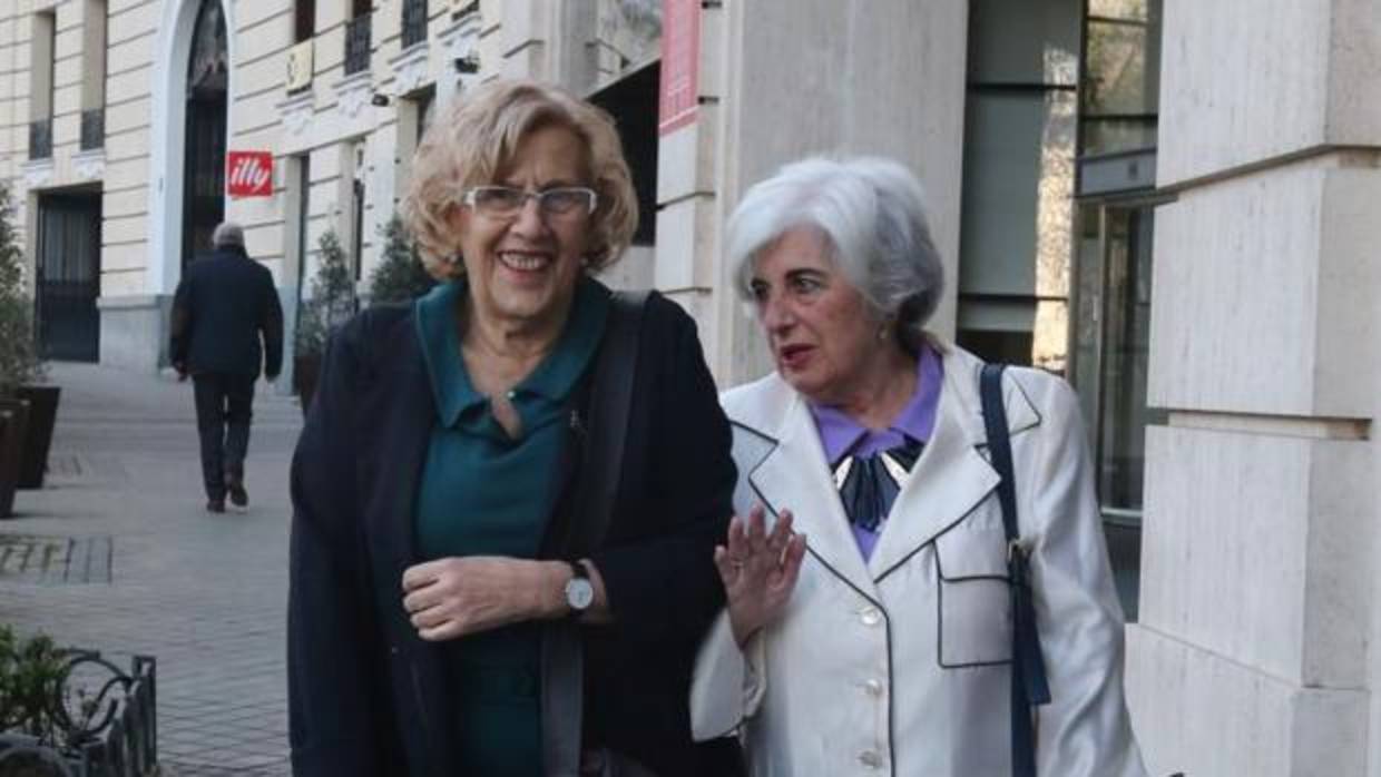 La alcaldesa de Madrid, Manuela Carmena, y la presidenta del Comisionado de la Memoria Histórica, Paca Sauquillo, conversan tras una reunión