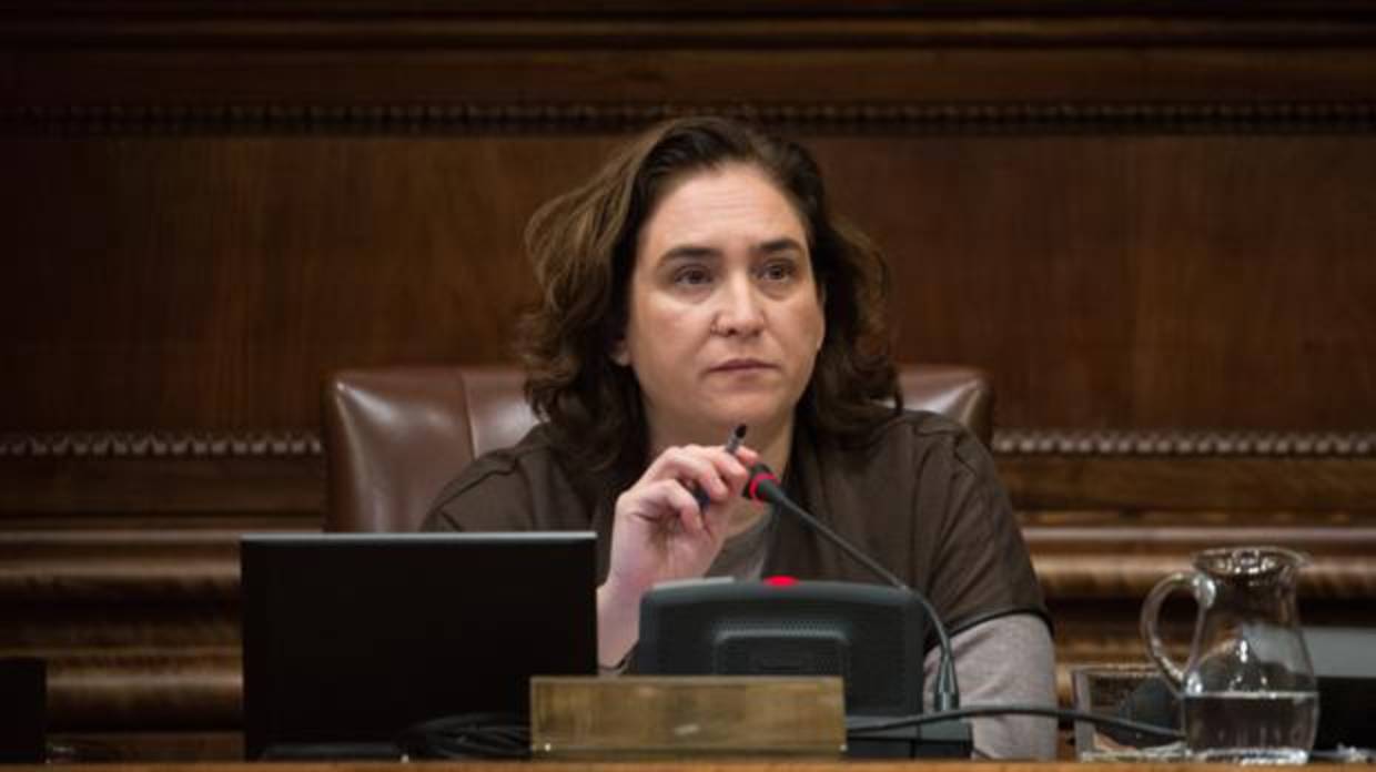 La alcaldesa de Barcelona, Ada Colau, en un pleno del Ayuntamiento