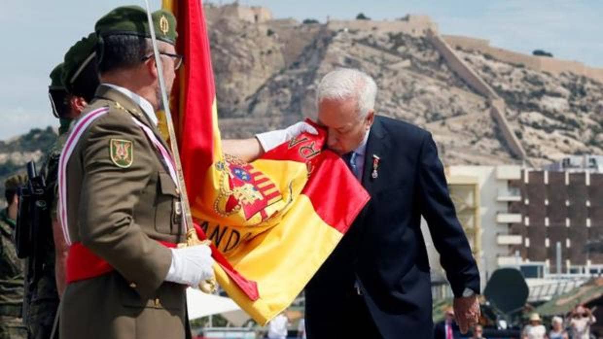 Margallo en el momento de su jura de bandera en Alicante, este domingo