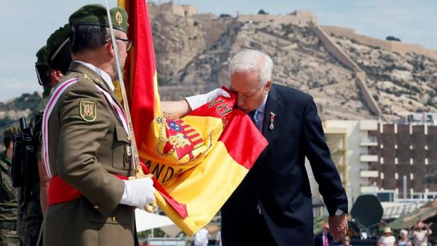 Margallo jura bandera en Alicante con la Bellea del Foc y 600 civiles