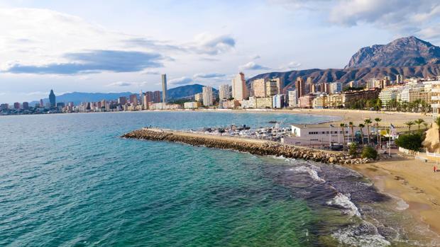 Benidorm también prohíbe el baño en todas sus playas tras avistar una carabela portuguesa