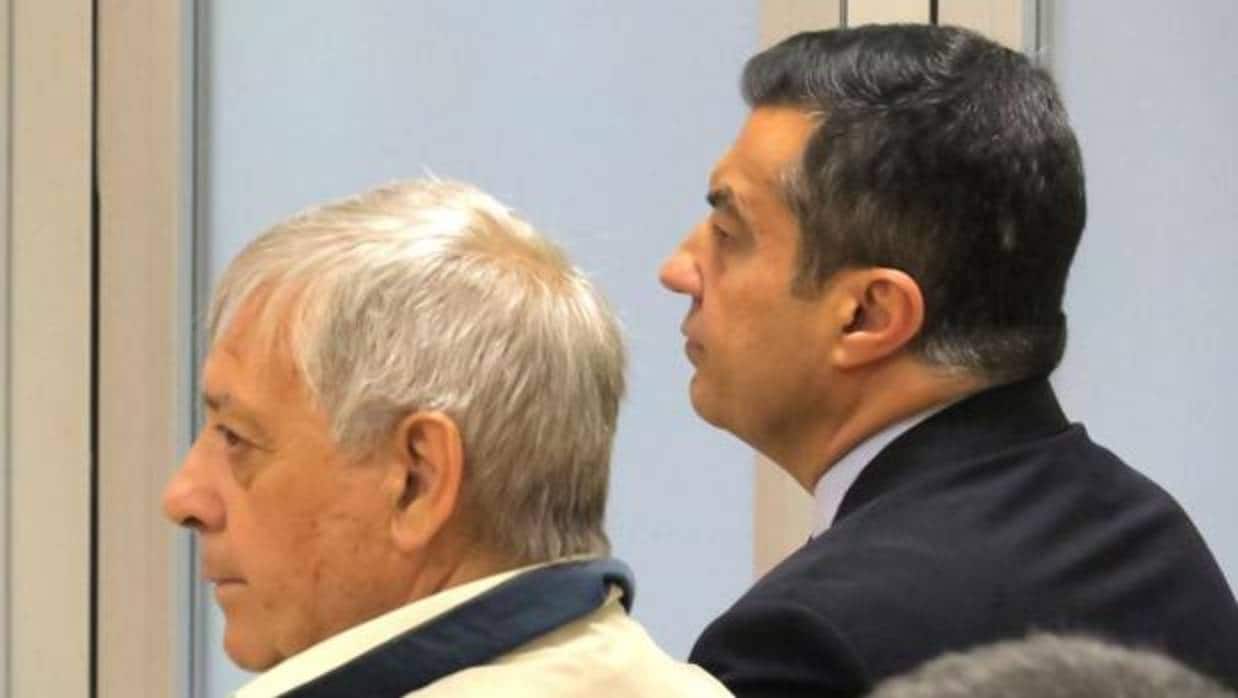 Andrés Llorens (derecha), en un juicio