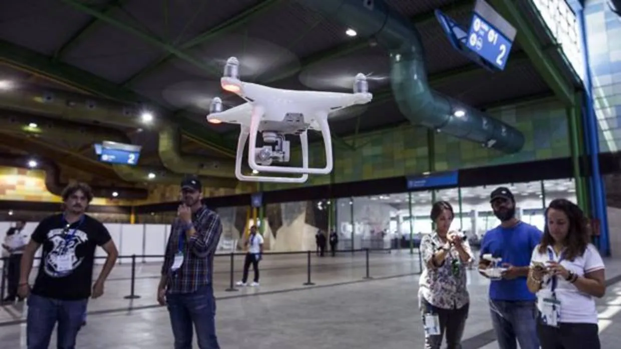 Varios usuarios pilotando un dron durante una feria especializada