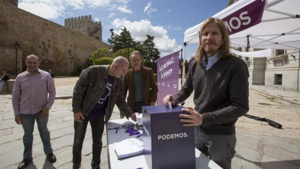 El secretario general de Podemos en Castilla y León, Pablo Fernández, en Ávila con la campaña «¿Qué Castilla y León quieres?»