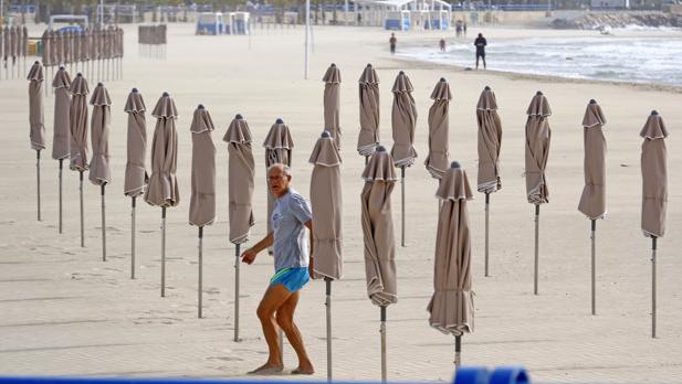 Decenas de playas de Alicante siguen cerradas tras la primera picadura de carabela portuguesa