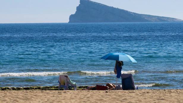 Un bañista fallece de un infarto en la playa de Levante de Benidorm