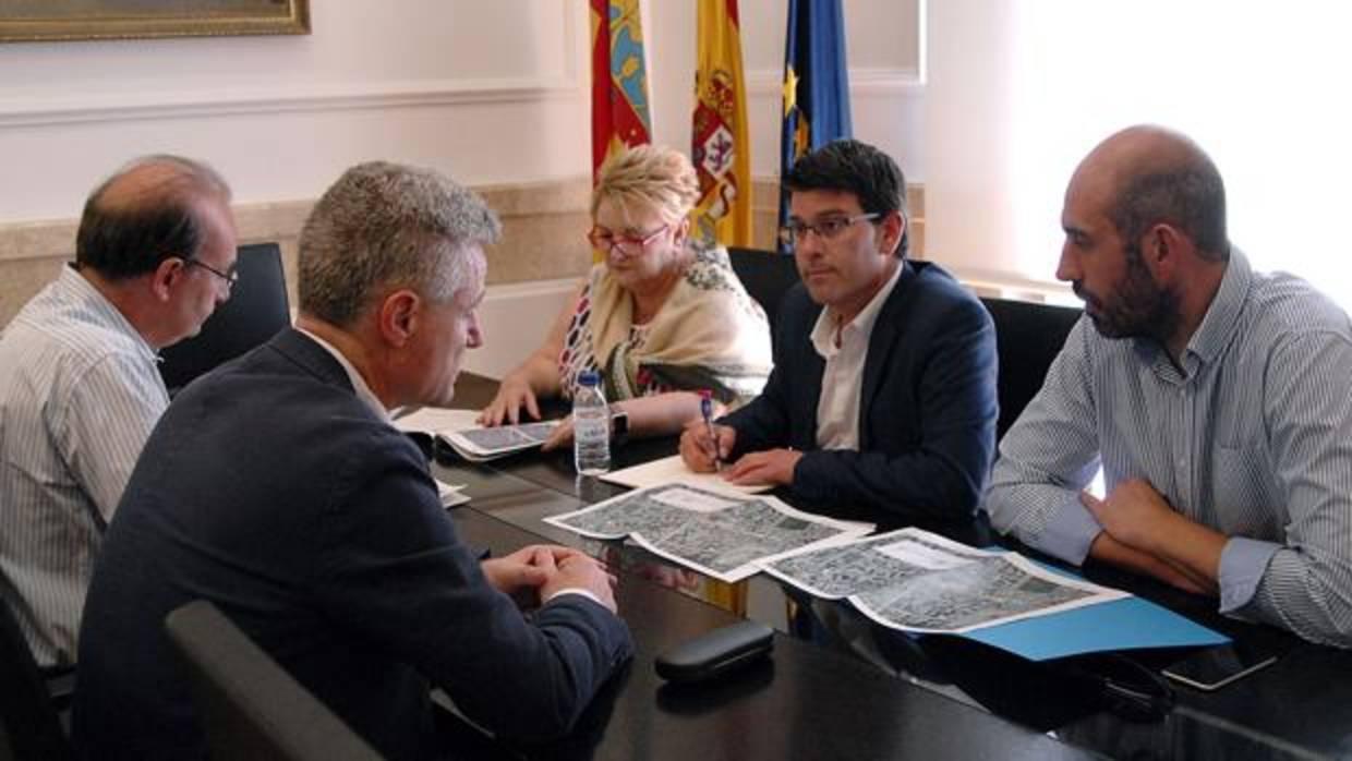 El president Jorge Rodríguez amb l'alcalde de l'Eliana i els diputats Pablo Seguí i Mercedes Berenguer