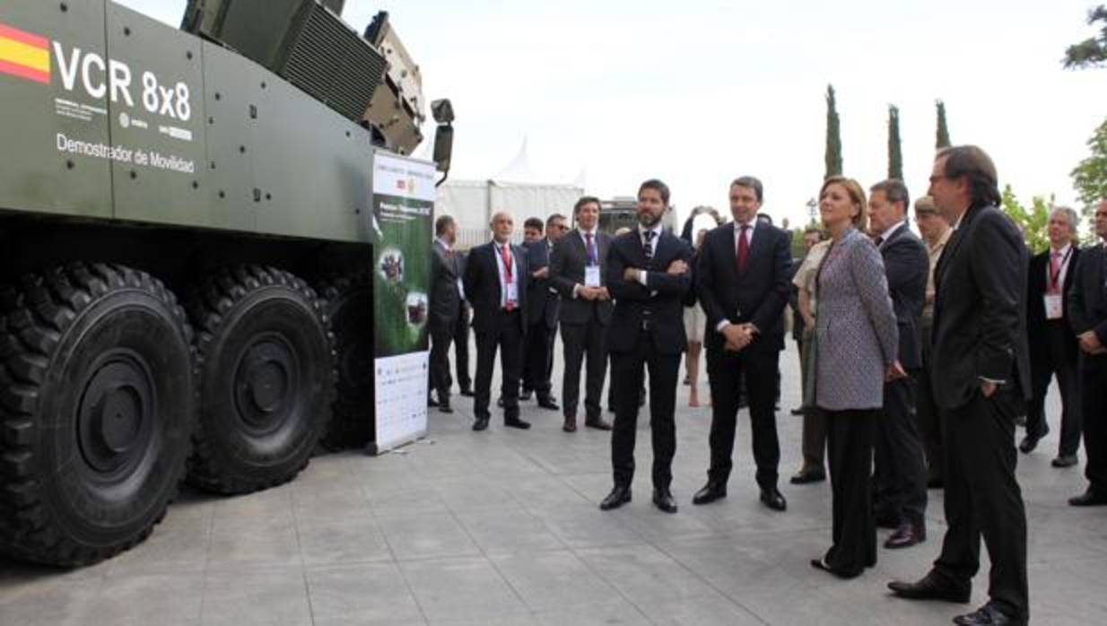 Cospedal observa un carro de combate, el VCR 8x8, en el Museo del Ejército