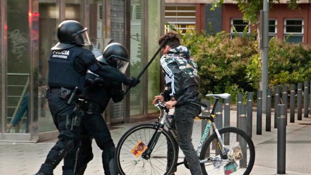 El Supremo confirma la condena a un mossos por aporrear a un ciclista en Can Vies