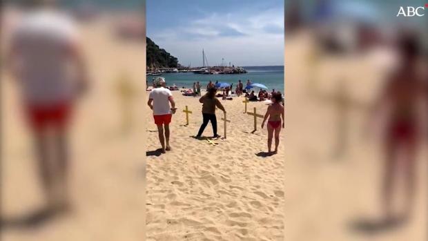 La mujer que retiró las cruces amarillas de una playa: «Que las pongan en su jardín»