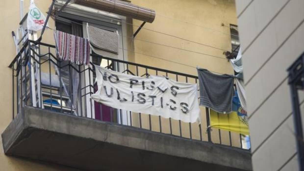 Una pancarta de queja en La Barceloneta