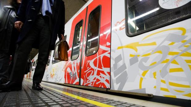 Localizan por su firma a un grafitero encapuchado que dejó inutilizado un tren en Valencia