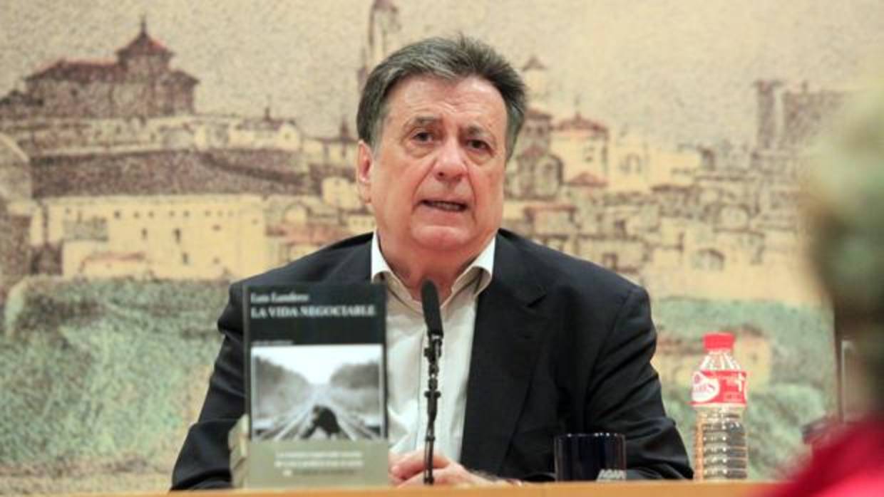 El escritor extremeño Luis Landero presentó en Toledo su última novela, «La vida negociable»